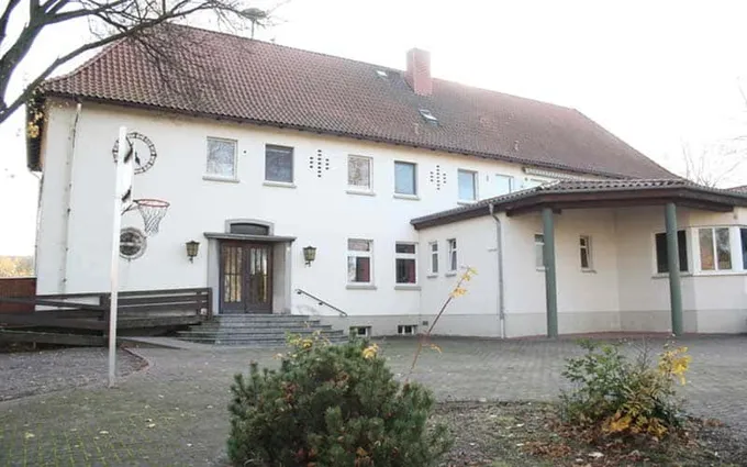 Das ehemalige Schulgebäude in Grohnde, heute der Dorfladen
